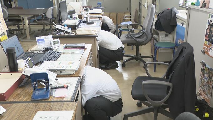 地震のときは「まず低く、頭を守り、動かない」　津波防災の日を前に一斉“シェイクアウト訓練”　山口|TBS NEWS DIG