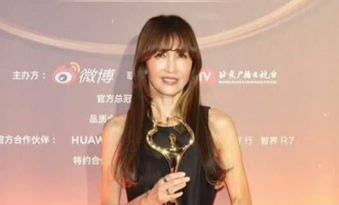 【工藤静香】　「ルイ・ヴィトン」のブラックドレスで笑顔　「Weiboより　年間表現力アーティストアワードをいただきました」|TBS NEWS DIG