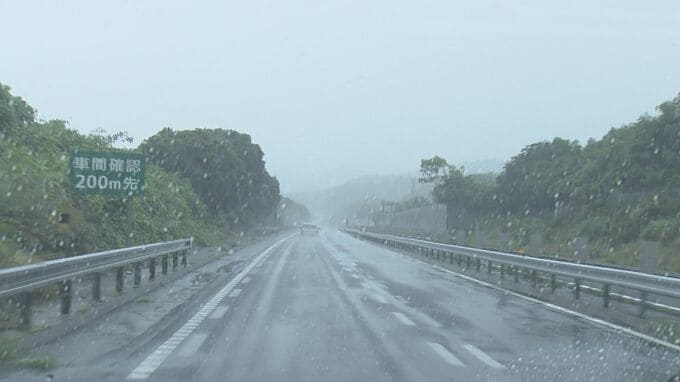 広島岩国道でトラックが中央分離帯の法面に突っ込む事故　運転手の男性（45）が死亡　付近では別の追突事故で2人が軽傷見込み|TBS NEWS DIG