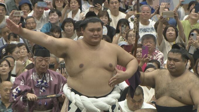 横綱・大の里はタイミングよくはたきが決まり4連勝 大相撲九州場所4日目|TBS NEWS DIG