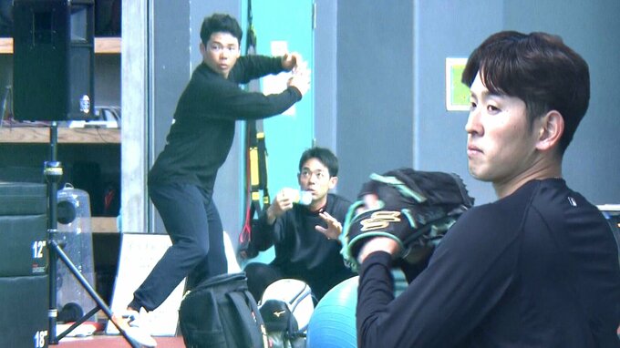秋山翔吾が持丸泰輝に休日返上で打撃指導　遠藤淳志が前日の課題克服へ　広島カープ沖縄キャンプ　|　RCC NEWS | 広島ニュース | RCC中国放送