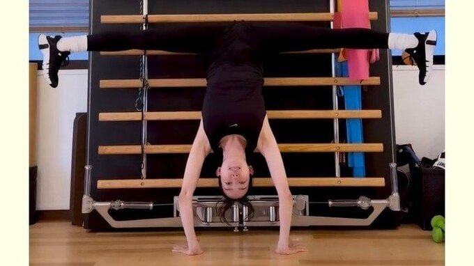 【 松島花 】逆立ちで水平開脚「考え事が多いときは逆立ち」　フォロワービックリ〝バランス・パワー・体幹〟〝真似できない〟|TBS NEWS DIG