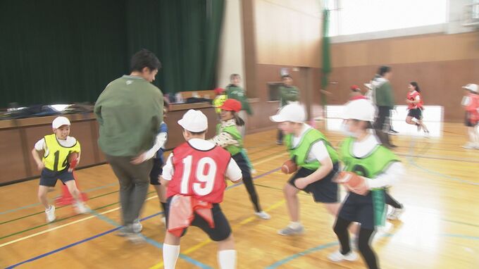「地域に愛されるチーム」を目指して 金沢大学アメフト部が児童にフラッグフットボールを指導し交流　|　石川県のニュース｜MRO北陸放送