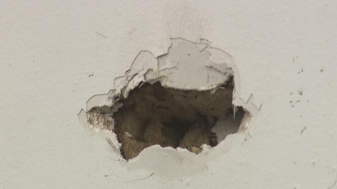 【速報】60m先のコンテナから「爆発物のふた」見つかる　”直撃か”コンテナ表面に穴が開く|TBS NEWS DIG