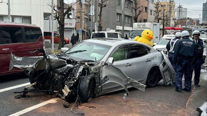 横浜・鶴見区で乗用車が電柱や対向車に衝突　運転手は車を置いて立ち去る　警察が当て逃げ事件として捜査|TBS NEWS DIG