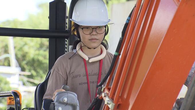 子どもたちが重機の操縦・測量体験　親子でめぐる建設現場ツアー|TBS NEWS DIG