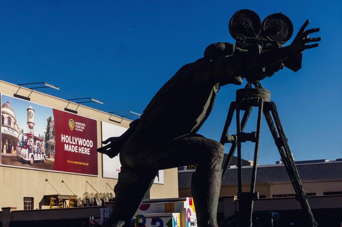 Netflixがワーナー買収、11兆円超で－パラマウントは対抗と報道