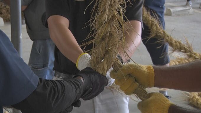 13年ぶり「たこ綱引き」へ向け綱打ち作業　うるま市勝連平敷屋|TBS NEWS DIG