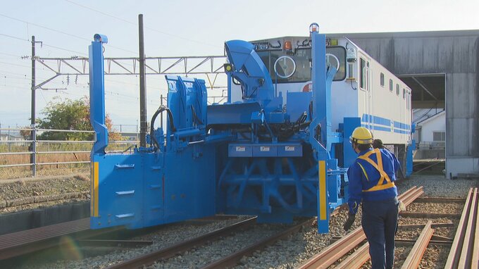本格的な雪シーズンへ備え万全！あいの風とやま鉄道…ラッセルとロータリーの2機能持つ特殊除雪車「投排雪保守用車」の点検作業を公開　富山　|　富山のニュース｜天気・防災｜チューリップテレビ