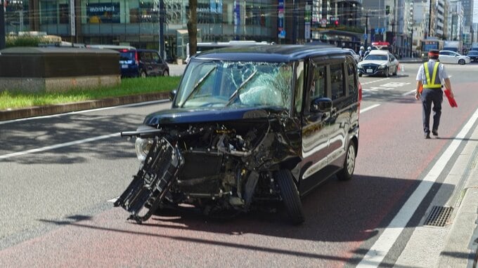 【速報】「軽乗用車2台の衝突事故　人が閉じ込められている」　広島市中区の中心街で交通事故　２人けがも軽傷　|TBS NEWS DIG