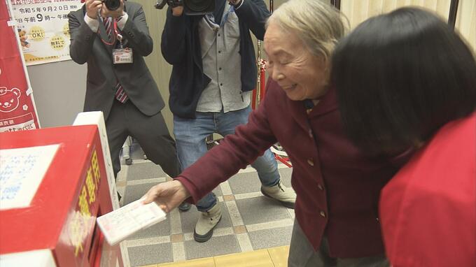 「最高の幸せ」年賀状の投函・4年連続14回目の一番のり果たした　石川タミさん（83）「継続は力なり」|TBS NEWS DIG