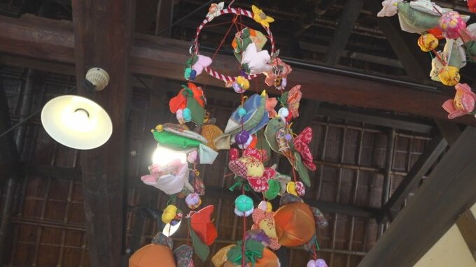  吊るし飾り　使われなくなった着物を再利用　ひな人形も展示　山梨・西湖いやしの里根場　|　山梨のニュース | ＵＴＹテレビ山梨