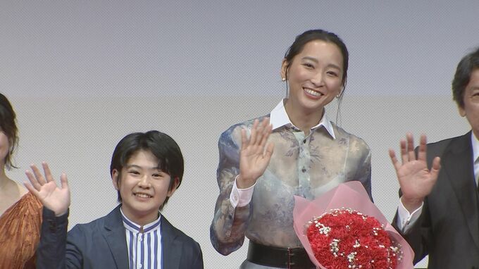 杏さん　サプライズの花束に感激　「僕のお母さんになってくれてありがとう」　中須翔真さん（13）　感謝伝える|TBS NEWS DIG