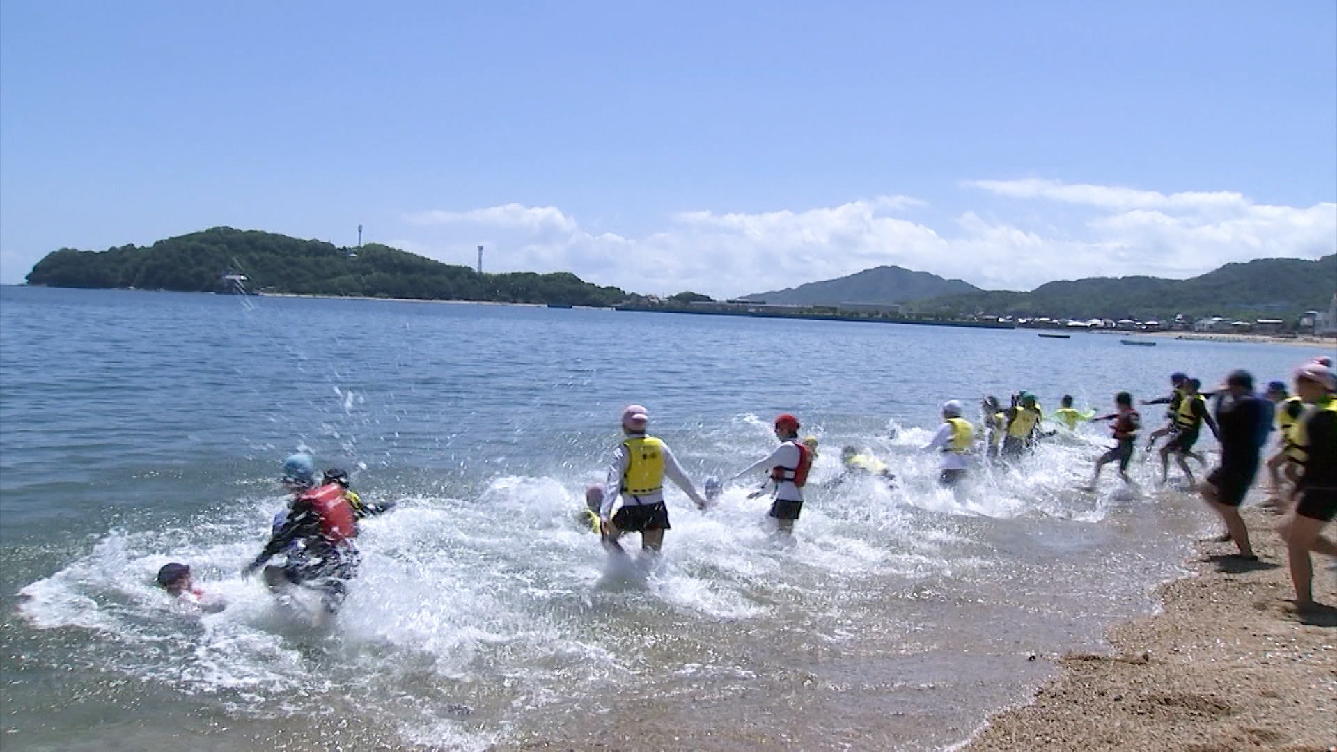 津田の松原海水浴場で海開き 「いくぞ～」地元の小学生約60人が