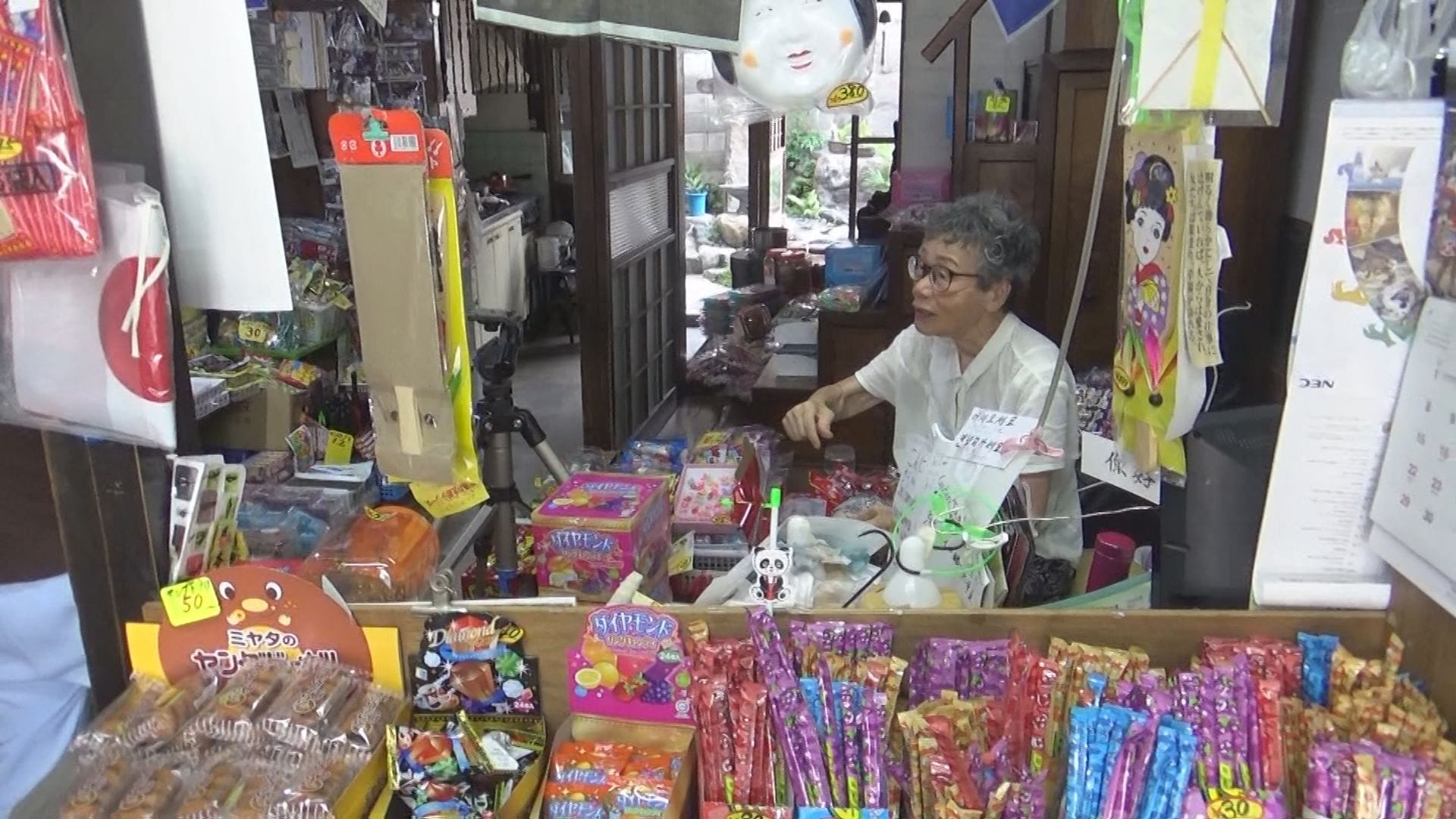 老舗駄菓子屋、悲鳴 値上げの波…子どもたちのお小遣いにも直撃 10月
