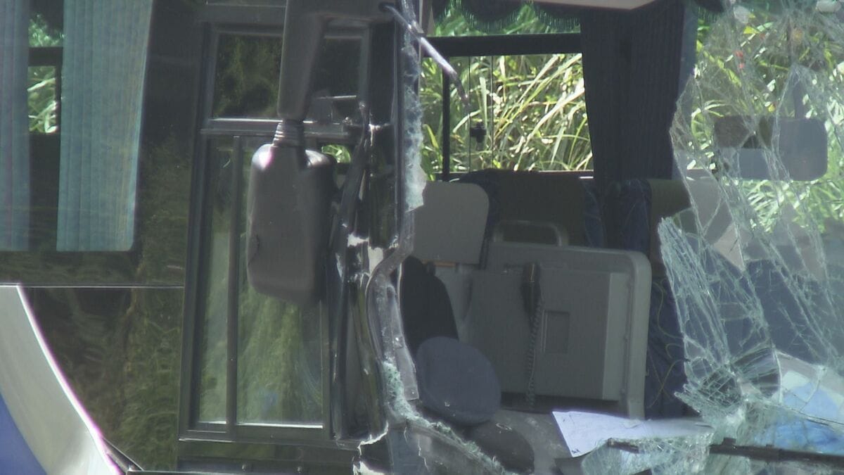 高速道で観光バスなど５台が絡む事故　2歳から60歳までの16人がけが　命に別状なし　前方のバスが車線変更したところ減速しきれず追突　大分