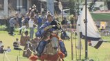 疾走する馬上から的めがけて矢を射る 平安時代からの伝統行事 勝山やぶさめ祭り 山梨・富士河口湖町|TBS NEWS DIG