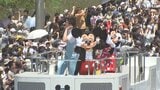「ミッキーとドナルドが投げキッスしてくれた」焼津みなとまつりに東京ディズニーリゾートのスペシャルパレードが登場 沿道には13万人=静岡・焼津市|TBS NEWS DIG
