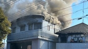 【速報】「隣の建物から煙が見える」東京・東村山市富士見町のアパートで火事 隣の建物と合わせて50平方メートル延焼中|TBS NEWS DIG