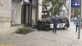 「アルマーニ」六本木ヒルズ店にタクシーが突っ込む&nbsp;けが人なし　男性運転手「アクセルとブレーキを踏み間違えた」|TBS NEWS DIG