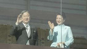 皇居で「新年一般参賀」始まる　悠仁さま初出席　宮殿ベランダから皇室14人が参賀者に“お手振り” 上皇ご夫妻の元気な姿も|TBS NEWS DIG