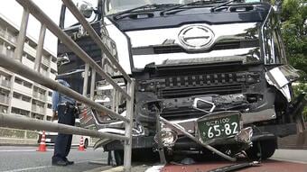 トレーラーが歩道に乗り上げ１人軽傷…金属製の柵を約１０ｍなぎ倒す　大阪・住之江区　|　MBSニュース | 関西の最新ニュースを分かりやすく。