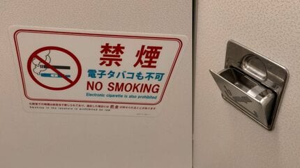 機内は禁煙なのになぜ灰皿があるのか？飛行機の謎を調べると分かった