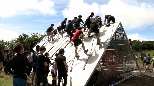 世界最大級の障害物レース「スパルタンレース」富士山のふもとで開催 20個の障害物を乗り越え全長5キロのコースでタイム競う=静岡|TBS NEWS DIG