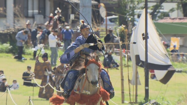 疾走する馬上から的めがけて矢を射る　平安時代からの伝統行事　勝山やぶさめ祭り　山梨・富士河口湖町|TBS NEWS DIG