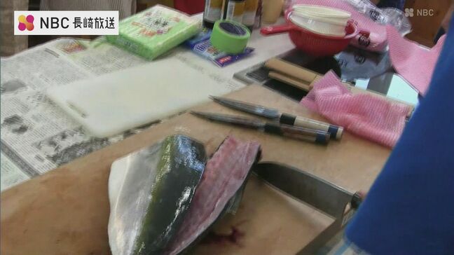 ギンガメアジをホイル焼きに　小学校で水産教室開催　長崎県五島市|TBS NEWS DIG