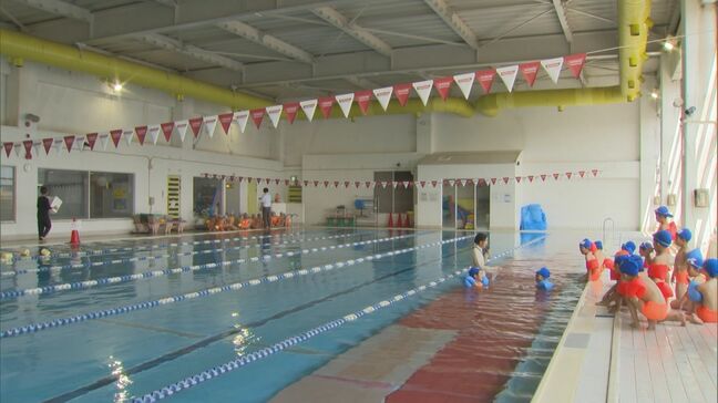 バスに乗り込み「プール授業」へ…校外の民間プール活用するワケとは? プール授業の新たな形、現場の声は…|TBS NEWS DIG