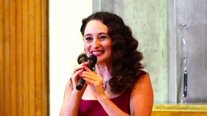 「音楽は世界共通語」ウクライナ出身のソプラノ歌手　民族楽器「バンドゥーラ」使った民謡など中学生に披露|TBS NEWS DIG