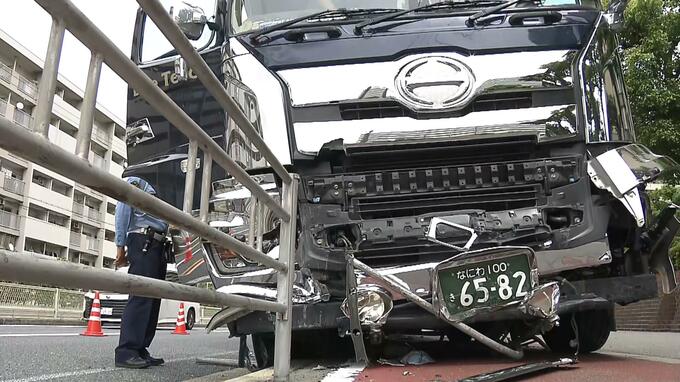 トレーラーが歩道に乗り上げ１人軽傷…金属製の柵を約１０ｍなぎ倒す　大阪・住之江区　|　MBSニュース | 関西の最新ニュースを分かりやすく。