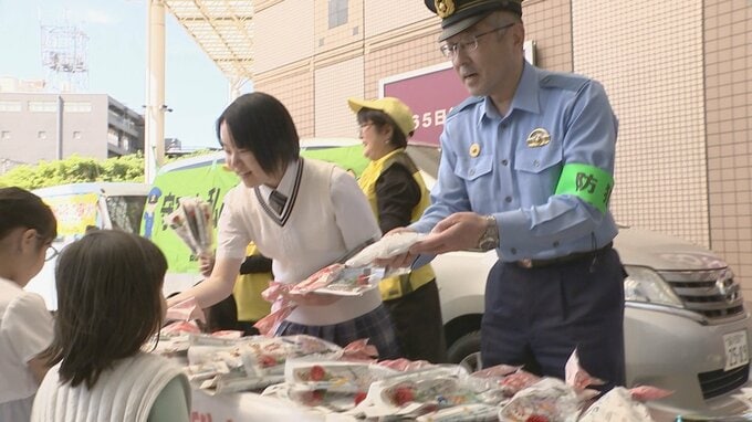 母の日を前に品川区の高校生らがカーネーションを配りながら特殊詐欺の被害防止を呼びかけ　警視庁 品川署|TBS NEWS DIG