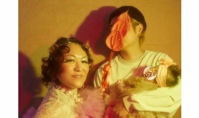 【バービー】　「初めての家族撮影は、気合いを入れてオウムのトサカみたいなツケマをつけました」　家族ショットにファン反響|TBS NEWS DIG