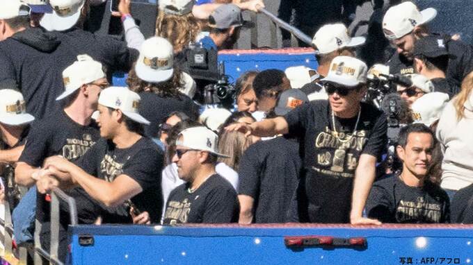 大谷翔平、真美子夫人&デコピンと共にパレードで笑顔 ! 山本由伸も歓喜、LAで36年ぶり開催、街は大熱狂|TBS NEWS DIG