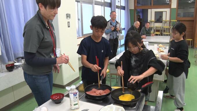児童らが学校で朝食作り 「心身の健康維持と学習意欲向上」うるま市伊波小学校|TBS NEWS DIG