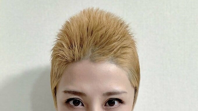 【がんサバイバー】西丸優子さん "発毛速報・つくし編" 頭頂部の立ち上がる金髪にフォロワー感嘆　抗がん剤投与完了後の発毛を逐一報告|TBS NEWS DIG