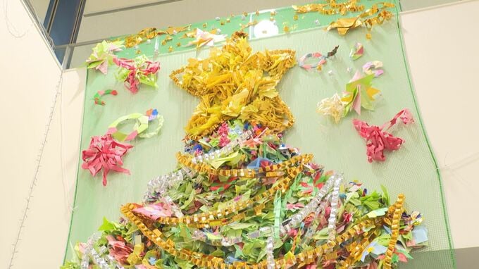 入院中の子ども歓喜！「おりがみツリー」1万5000枚の折り紙で7メートルのツリー 健やかに過ごせるようにと願い込め　|　沖縄のニュース｜RBC 琉球放送