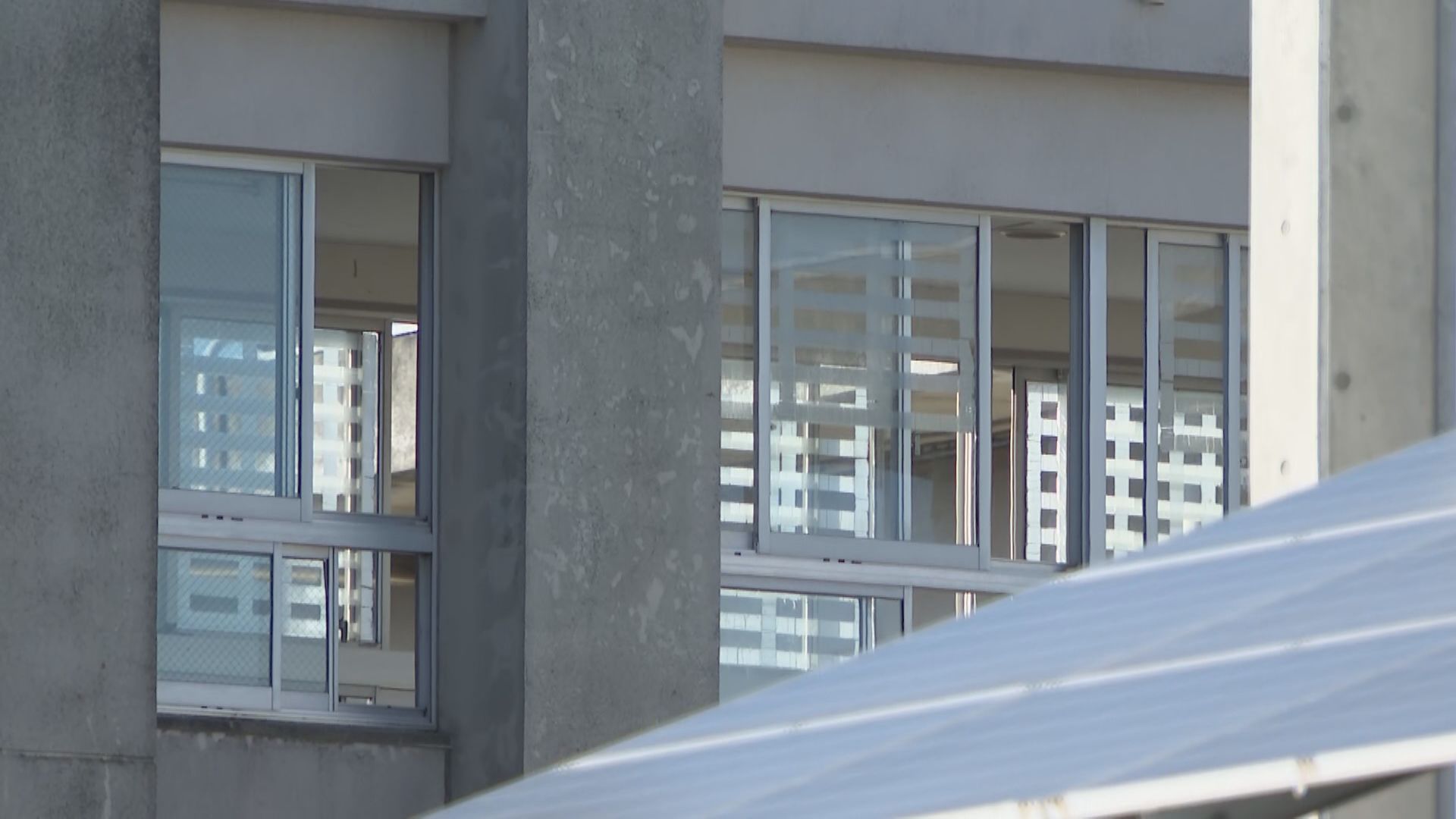 女子生徒（14）は“ナイフ3本と畳針”を教室に　授業中に隣の席の男子生徒（13）を切りつける 