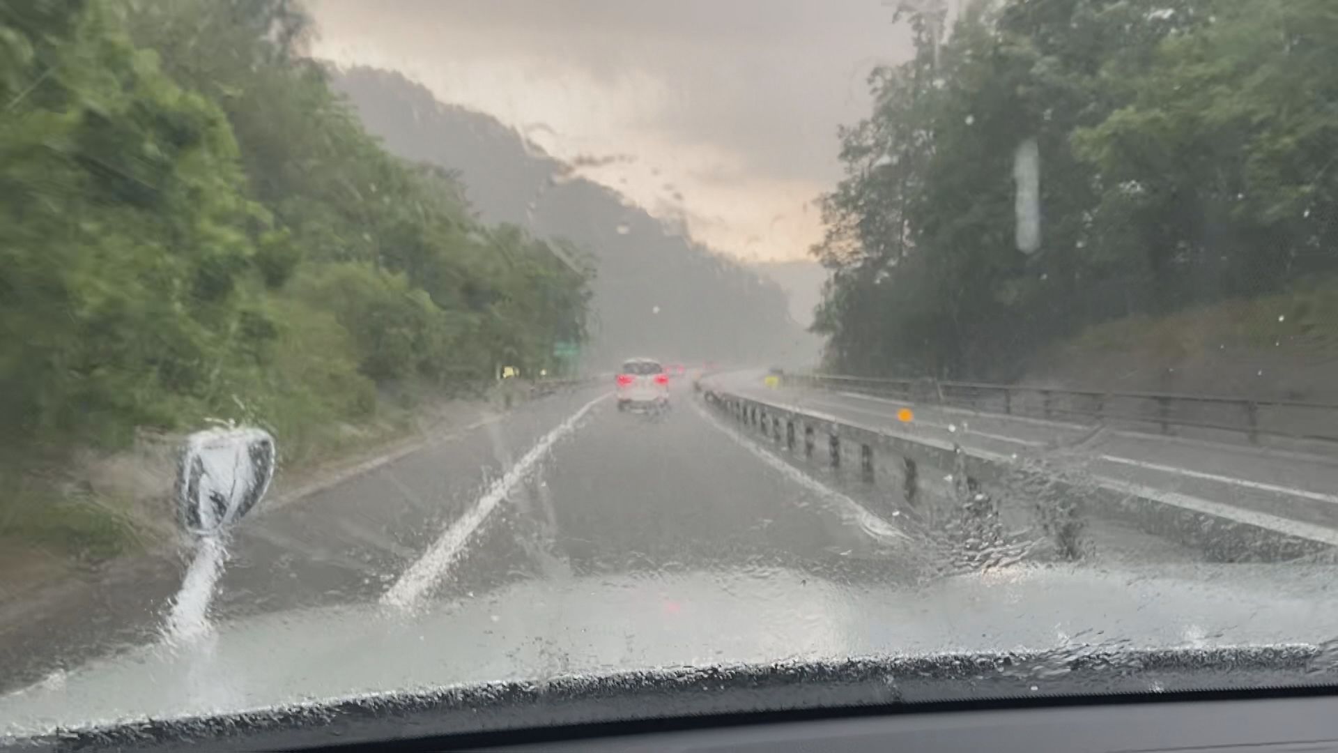 雨 フロントガラスに“ひょう”が…大気非常に不安定 突風、落雷、急な強い雨
