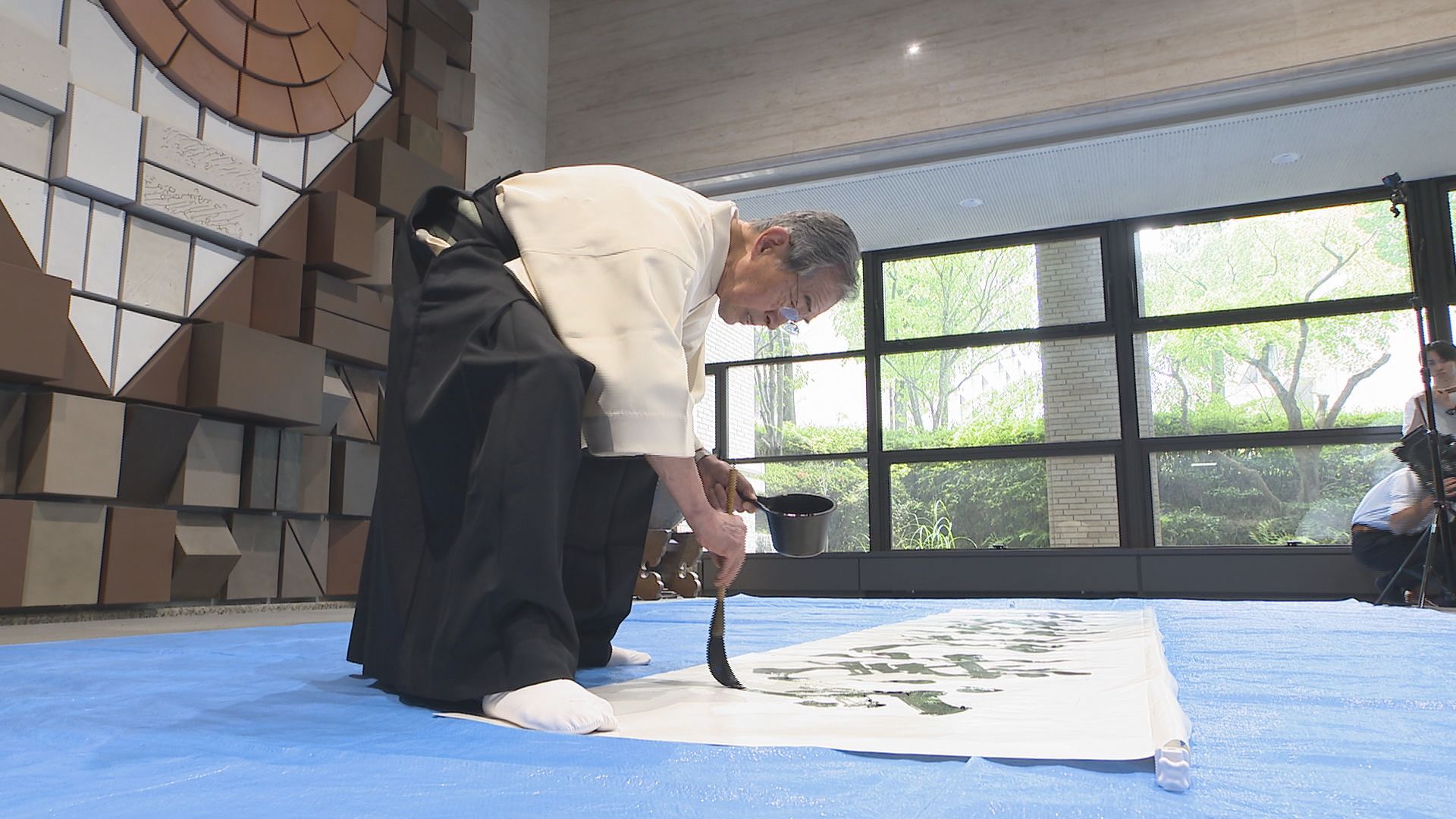 特殊詐欺撲滅へ！書道家がパフォーマンス 山口県内では今年5月末までに
