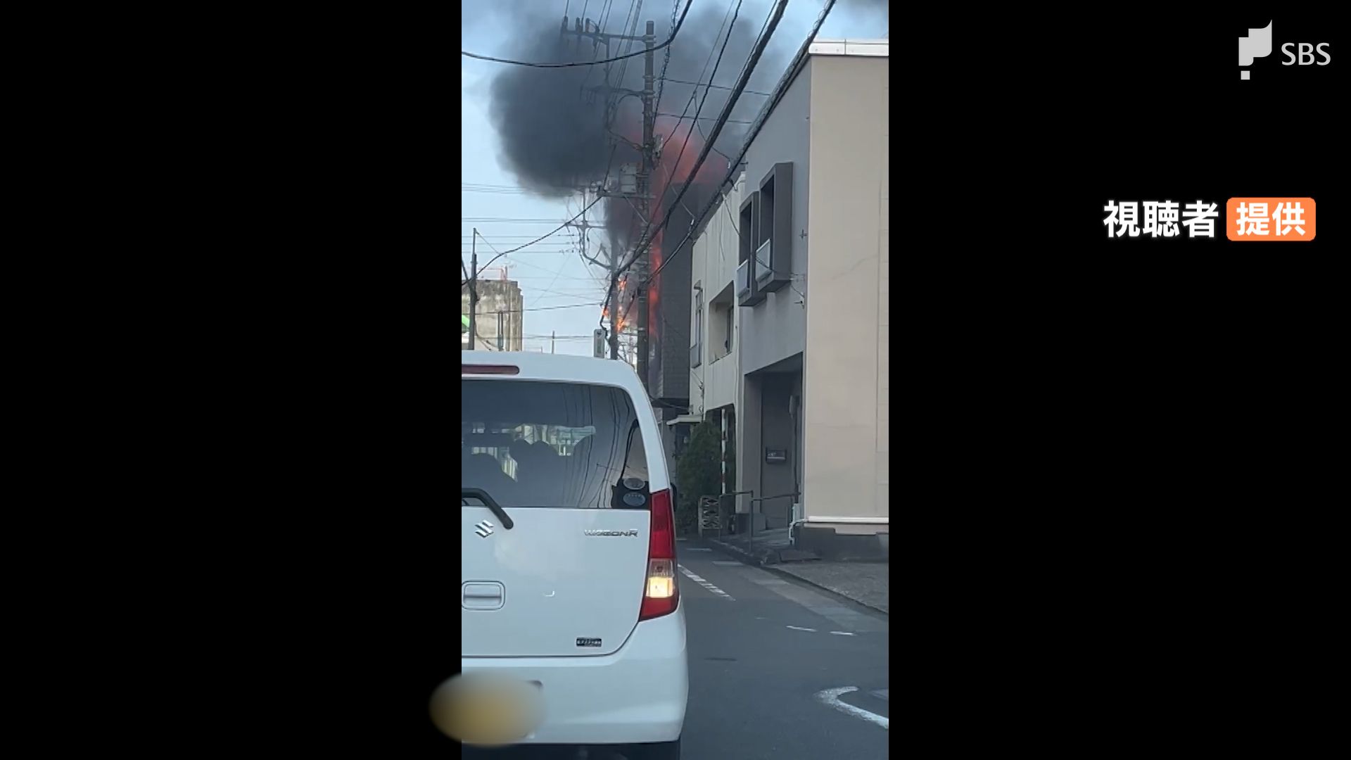 火災直後の映像には黒煙と激しい炎が…富士市の住宅街2棟が全焼 けが人