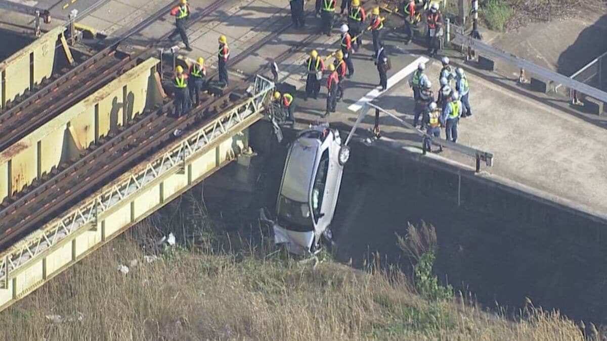 電車と衝突した車は道路から転落… 名鉄常滑線の踏切で事故 車に乗っていた60代男性ケガ 名古屋･南区