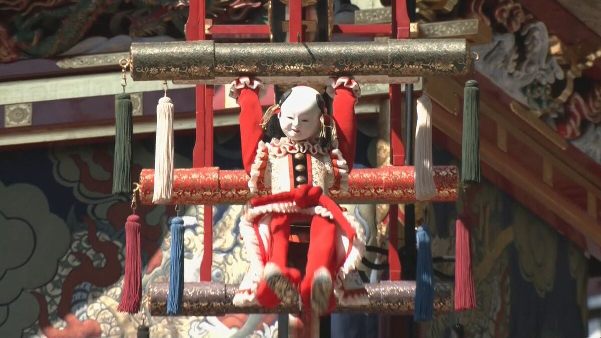 秋の高山祭の「からくり奉納」 巧みな技術で動く人形の動きに多くの人々を魅了 「伝統的でとても美しかった」と語る外国人観光客 ことしは2日間で約21万6000人が訪れる