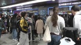 「待ち合わせに間に合わない」「待つしかない」止まった新幹線　多くの乗客が足止めに　JR博多駅|TBS NEWS DIG