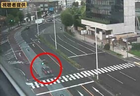 【独自・防犯カメラ映像】“猛スピード”黒のセダン吹き飛び側面大破カーブ曲がり切れず衝突か防犯カメラが捉える 周辺で大渋滞招く　仙台|TBS NEWS DIG