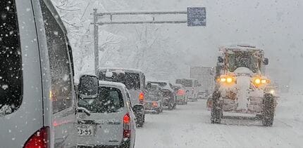 前が見えない…」車立ち往生、国道49号は通行止めも 会津中心に大雪