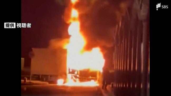 【動画あり】東名のサービスエリア流入口付近でトラックが炎上 キャビンから出火か...運転手は脱出=静岡・牧之原市|TBS NEWS DIG