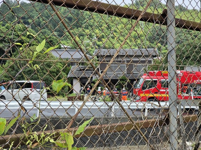 【速報】「雷が落ちたようで白い煙が…」住宅が燃える火事　消火活動中　山口・岩国|TBS NEWS DIG